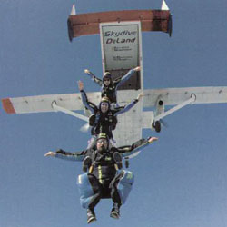Scott Miller, Hunter Roberts и Jimmy Tranter, инструкторы из Freedom of Flight School, отделяются